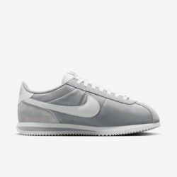 Chaussures Nike Cortez Textile pour Homme (HF0263-002, Argent Plat/Blanc)