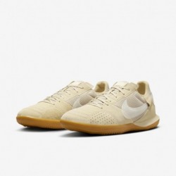 Chaussures de football basses Nike Streetgato (DC8466-201, Russet foncé/Mangue sauvage clair)