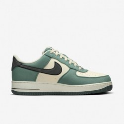 Chaussures Nike Air Force 1 '07 LV8 pour homme (FQ8713-100, lait de coco/bicoastal/noir/vert vintage)